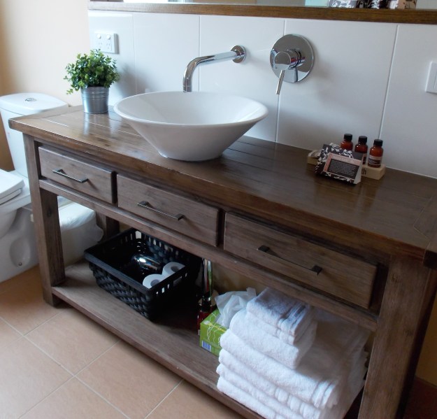 Magpie country bathroom - photo by LFW