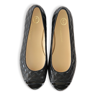 Betty in classic black